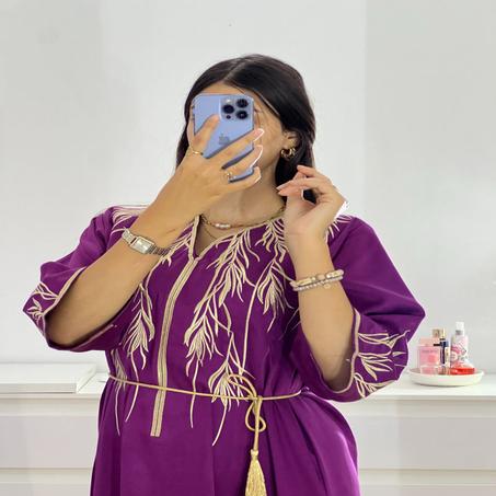 Robe d’hôtesse  broderies dorées  à l'avant et sur les manches