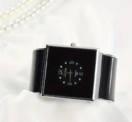 Obtenez les Montres Awkaff (Femmes) – Dont versés pour couvrir une mensualité scolaire pour un enfant orphelin