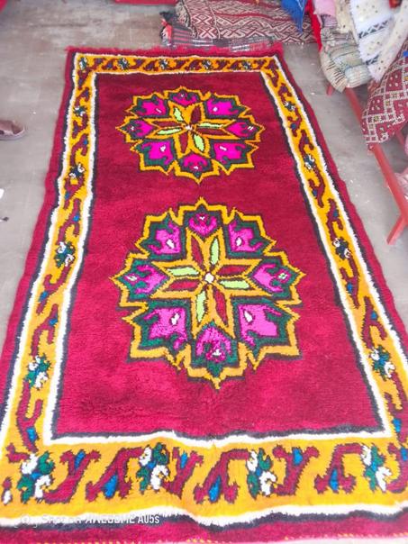 قطع فنية : زربية امازيغية حمراء برموز زيانية القياسات || الطول (2,40 متر) | العرض (1.33متر )