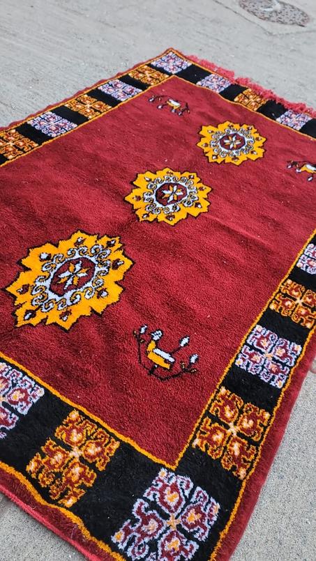 Tapis Marocain Tissé à la Main – Art Textile Traditionnel