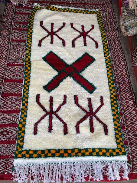 زربية أمازيغية بيضاء برموز أمازيغية