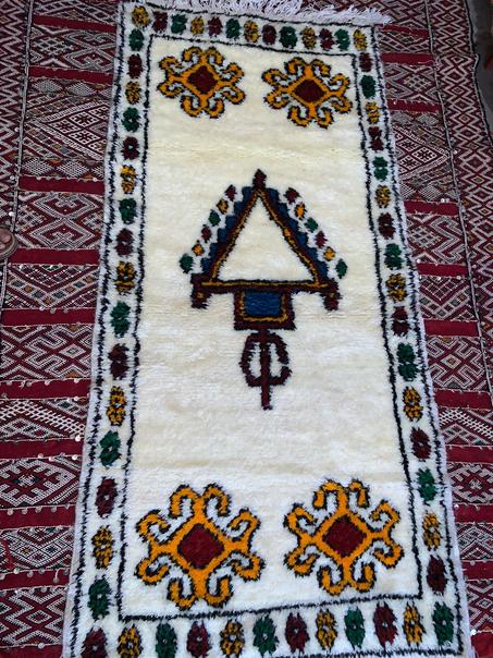 زربية قطعة من التراث الأمازيغي الأطلسي القياسات || الطول1,86) | العرض (0.88متر )