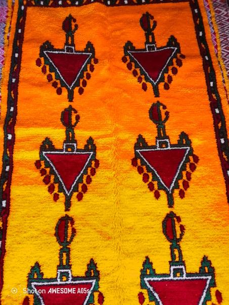 زربية أمازيغية زيانية برموز زيانية صفراء القياسات || الطول (2,40 متر) | العرض (1.33متر )