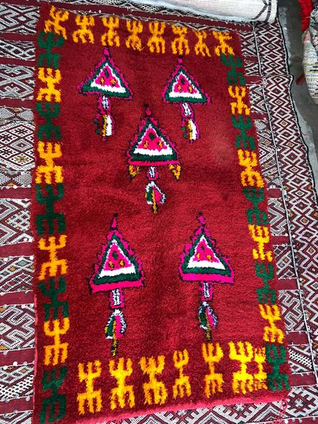 زربية حمراء برموز أمازيغية بألوان رائعة القياسات || الطول (1,60 متر) | العرض (0.89متر )