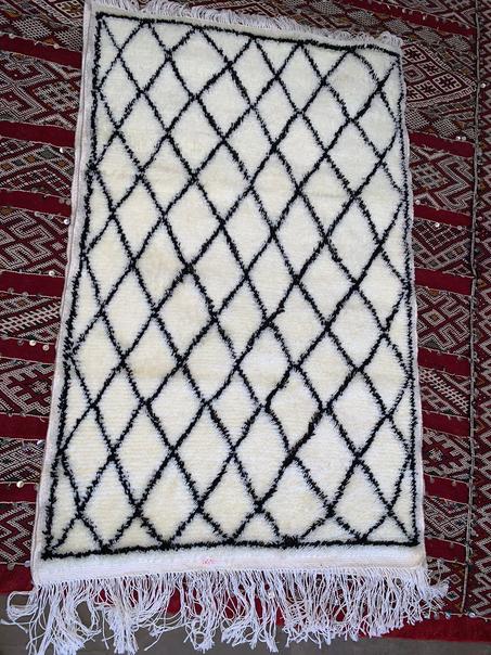 زرابي باللون الأبيض برموز أمازيغية سوداء