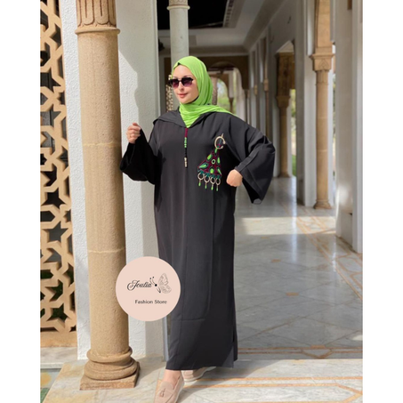 Cette jellaba est à la fois élégante et traditionnelle, c'est l'art du style moderne.