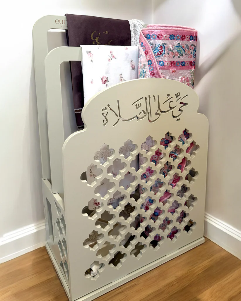 Un luxueux support en bois pour le Coran et le tapis de prière, orné d'un élégant motif islamique.حامل خشبي فاخر للمصحف والسجادة، بتصميم إسلامي راقٍ