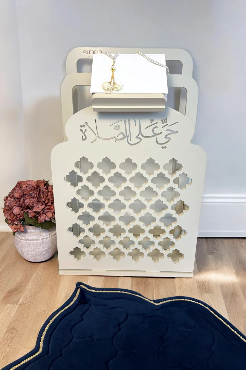 Un luxueux support en bois pour le Coran et le tapis de prière, orné d'un élégant motif islamique.حامل خشبي فاخر للمصحف والسجادة، بتصميم إسلامي راقٍ
