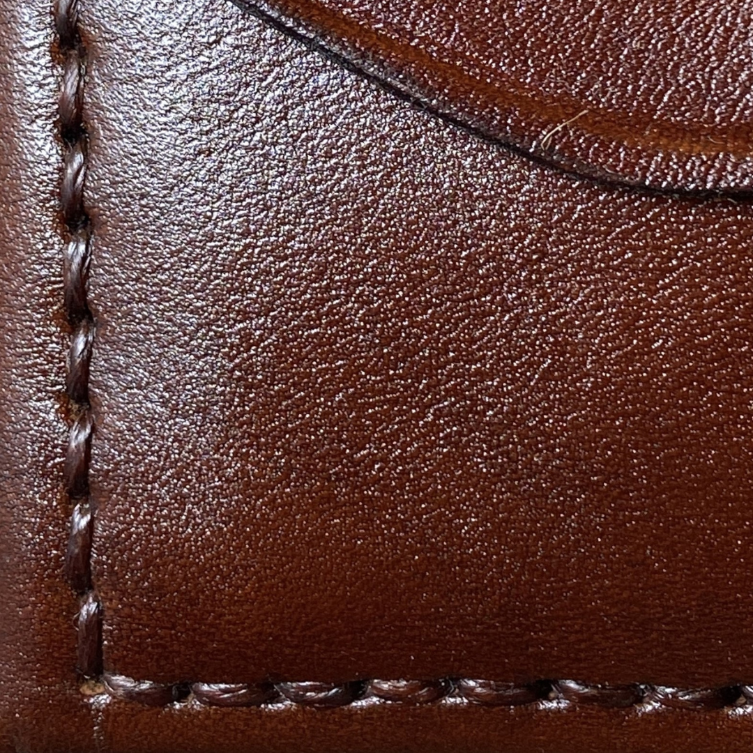 طقم جلدي فاخر – بزطام وبورتكلي بصناعة تقليدية مغربية