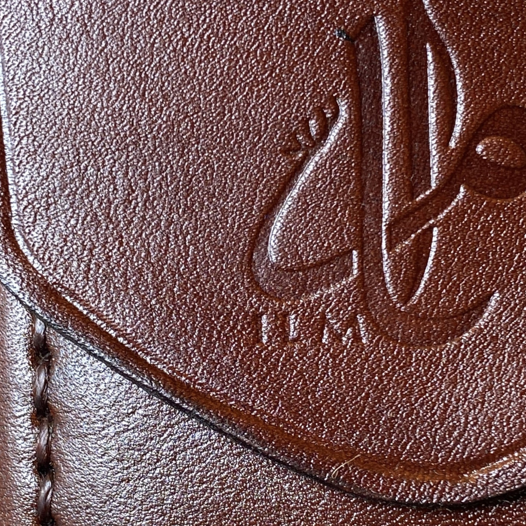 طقم جلدي فاخر – بزطام وبورتكلي بصناعة تقليدية مغربية