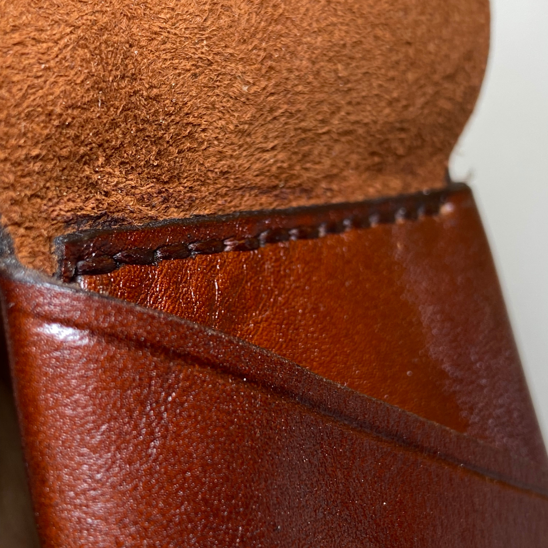 طقم جلدي فاخر – بزطام وبورتكلي بصناعة تقليدية مغربية