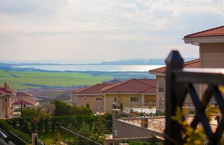 فيلا على البحر