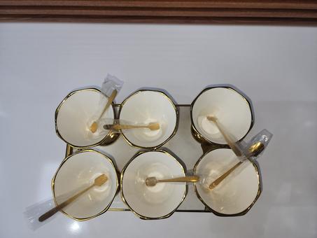 Tasses à glace avec plateau doré
