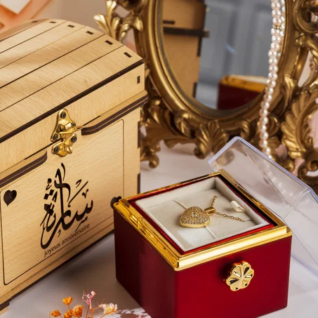 👑 صندوق خشبي فاخر  + علبة مجوهرات مع قلادة بإسمها الخاص  🎁