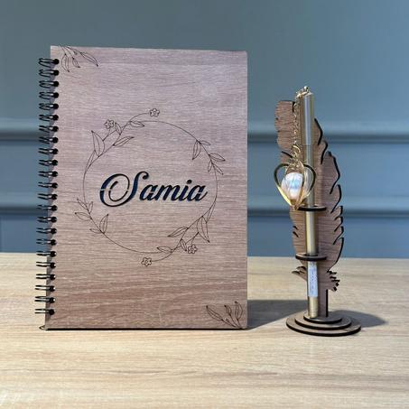 مذكرة خشبية مع القلم و الريشة