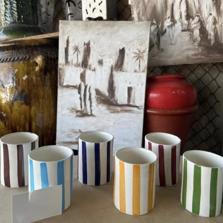 Tasses en céramique rayées à la main