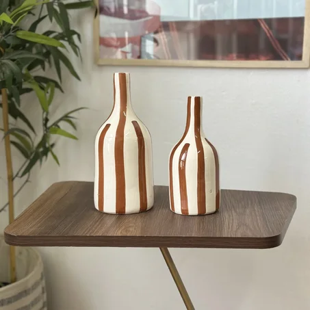 Vase bouteille marron rayé