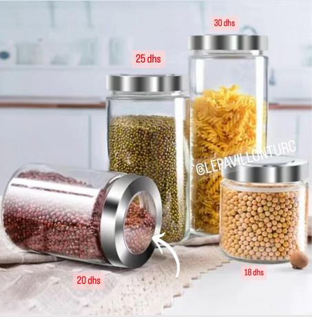 Bocaux de rangements en verre transparent.