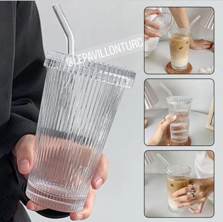 Tasse avec couvercle + 1 paille en verre