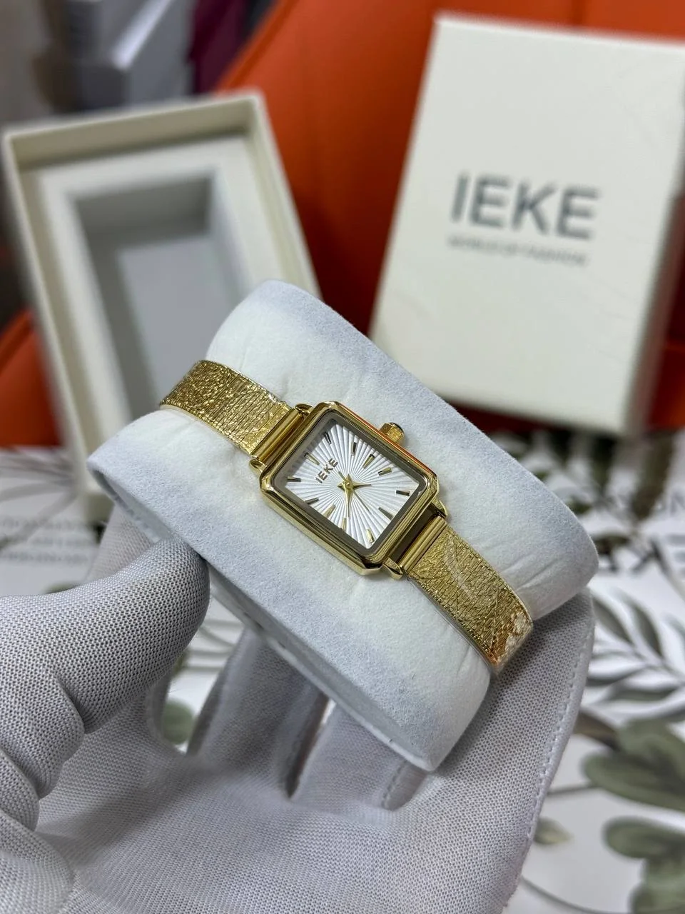 ساعة اليد انيقة للنساء من IEKE  تحتوي على علبة انيقة  + sac