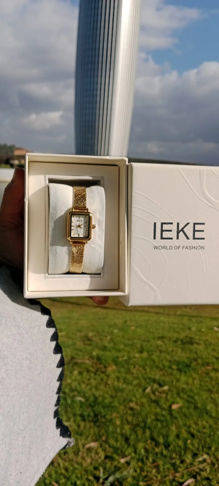 ساعة اليد انيقة للنساء من IEKE  تحتوي على علبة انيقة  + sac