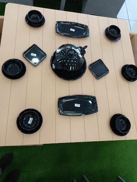 طقم اواني متكون  من 18 قطعة