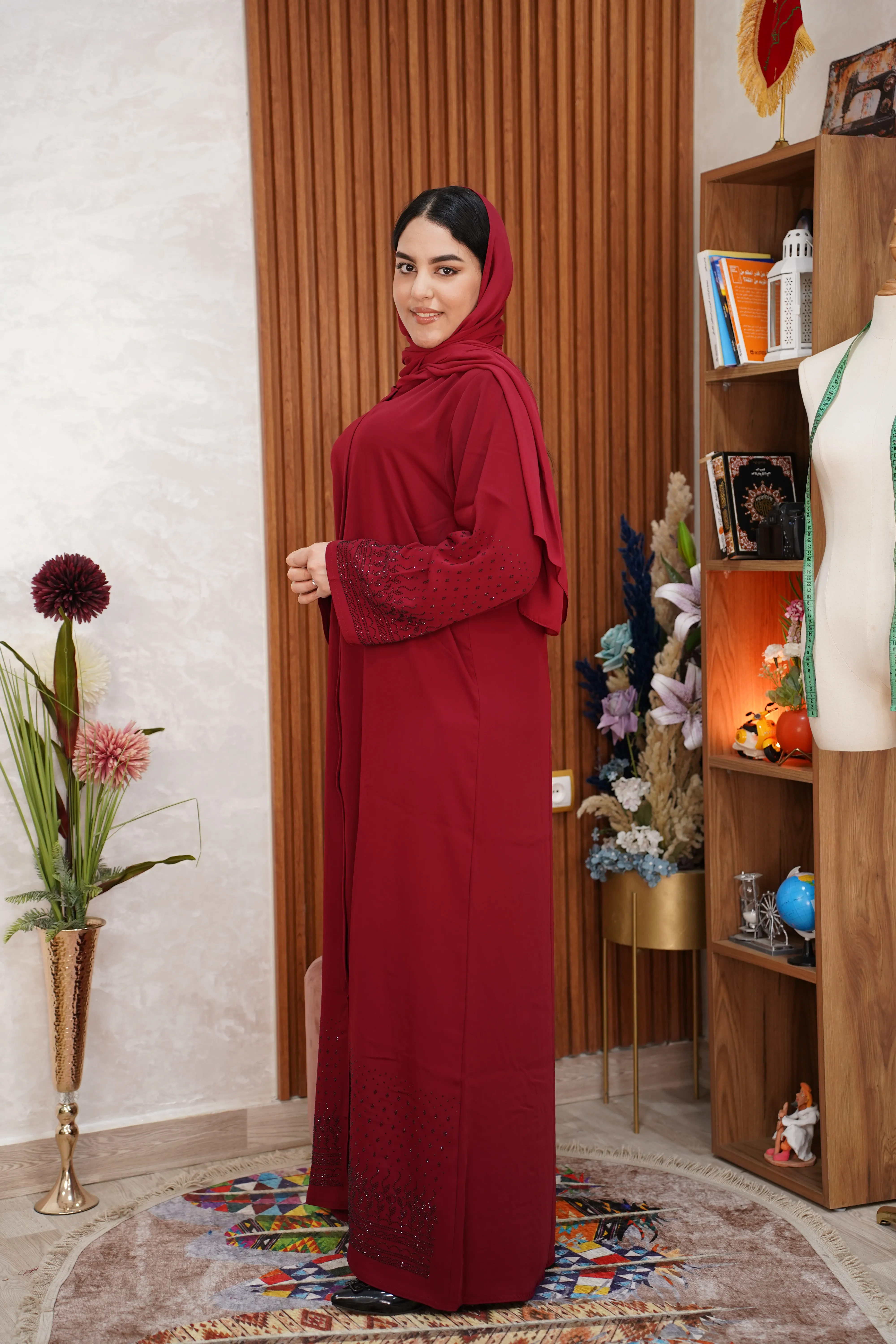 عباية ميساء إماراتية بالفولار – أناقة راقية بلمسة كريستال ✨