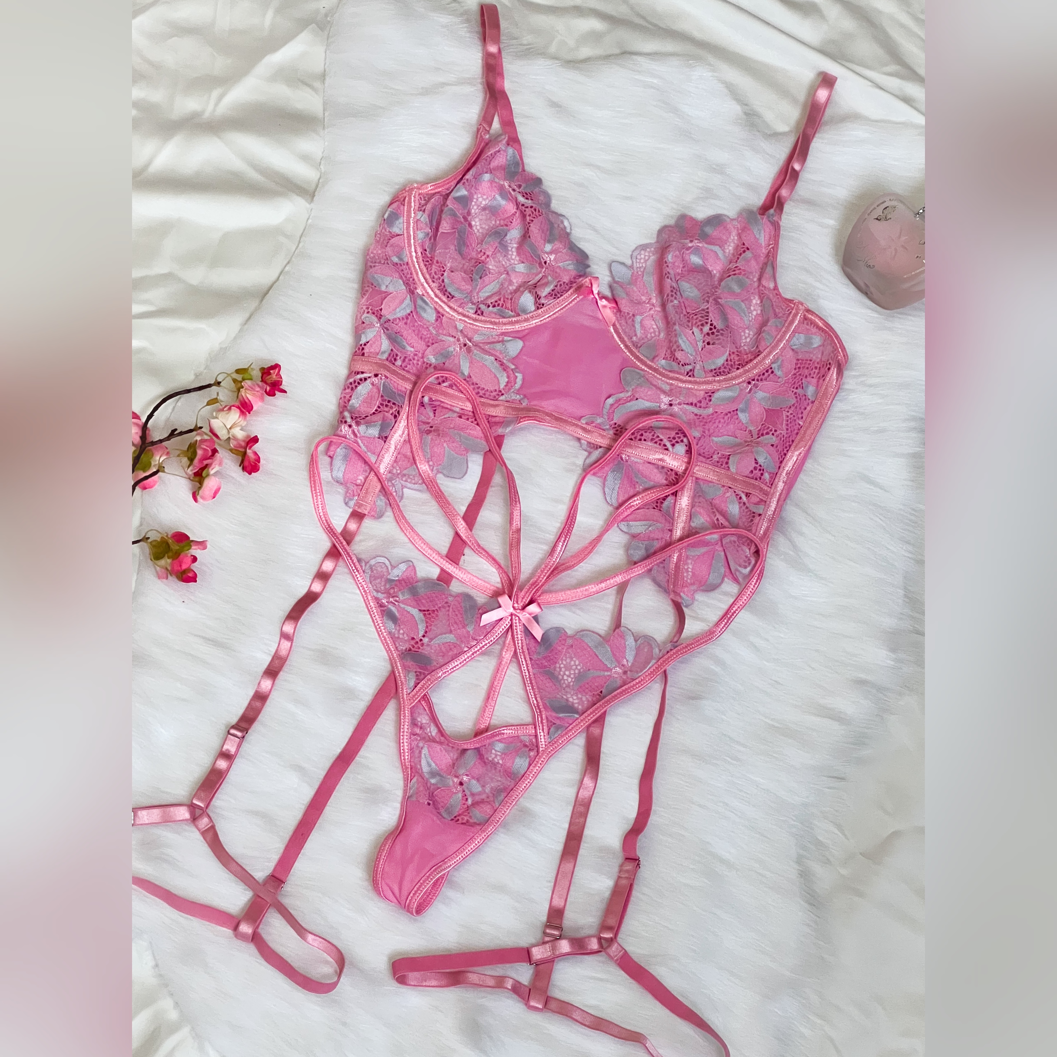 Ensemble de lingerie avec broderie florale rose REF/002