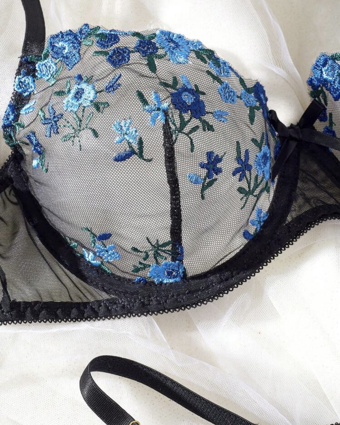 Ensemble de lingerie noir avec broderie florale bleu ref:enb0001