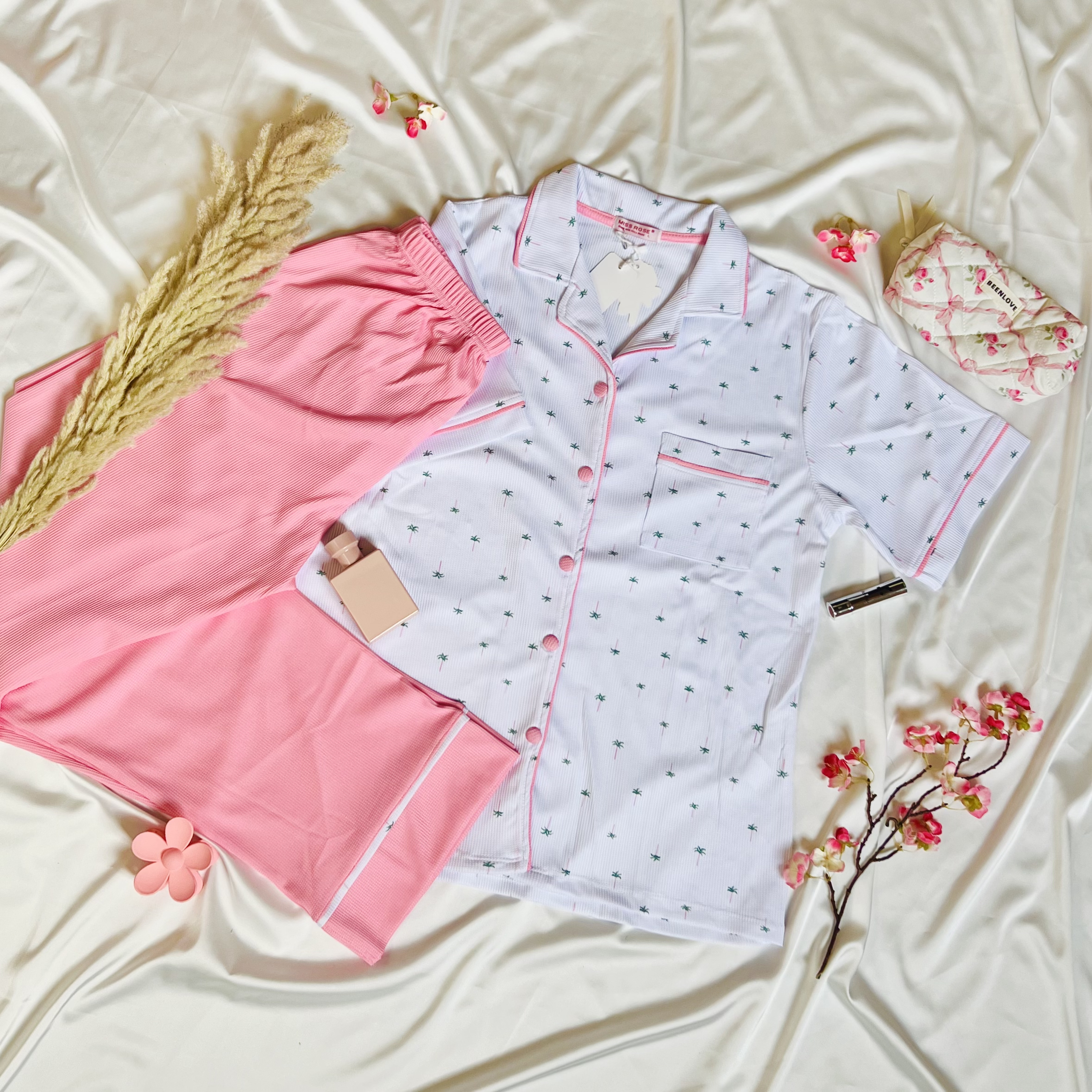 Ensemble de pyjama haut et pantalon rose avec des petits palmiers REF/18898