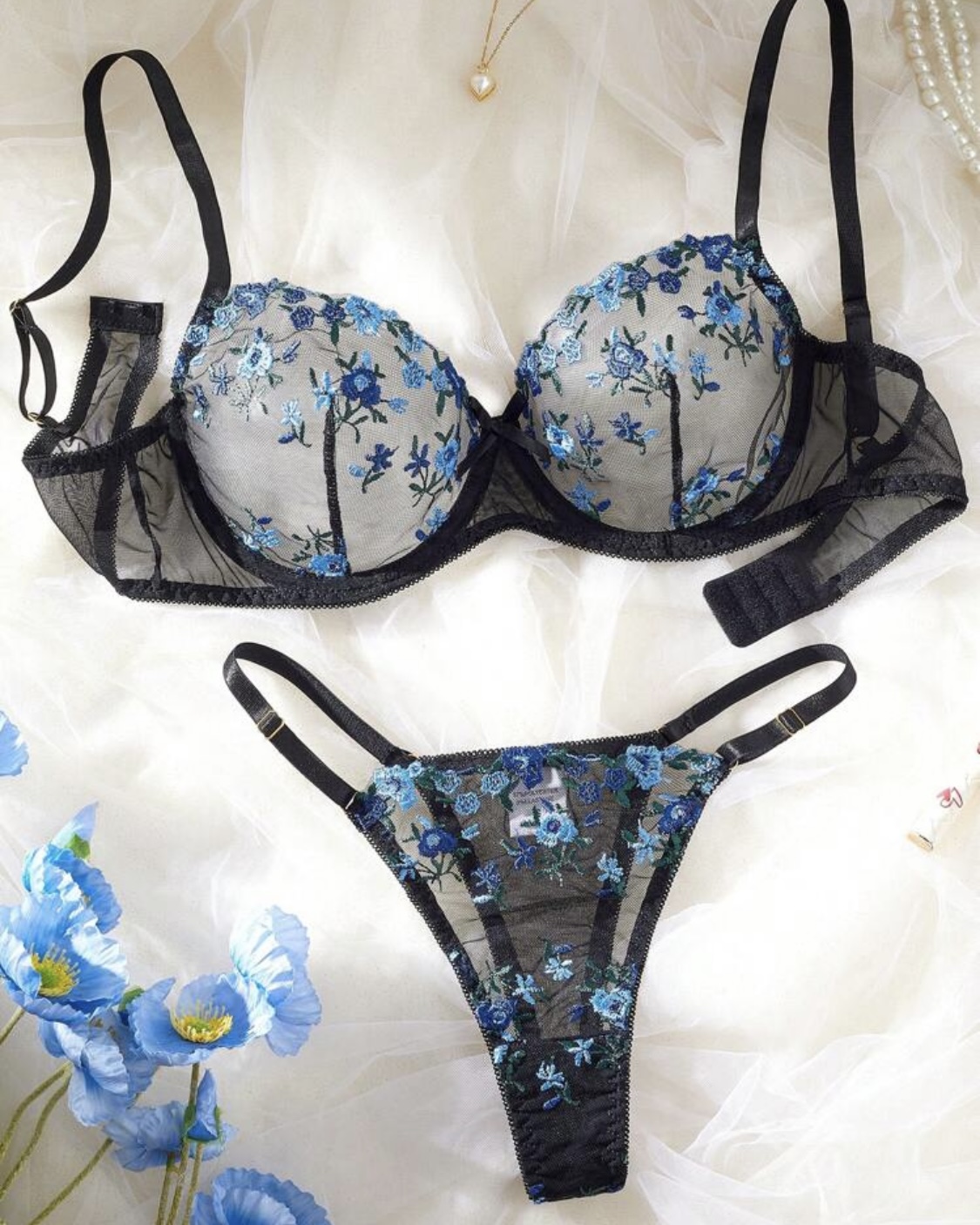Ensemble de lingerie noir avec broderie florale bleu ref:enb0001