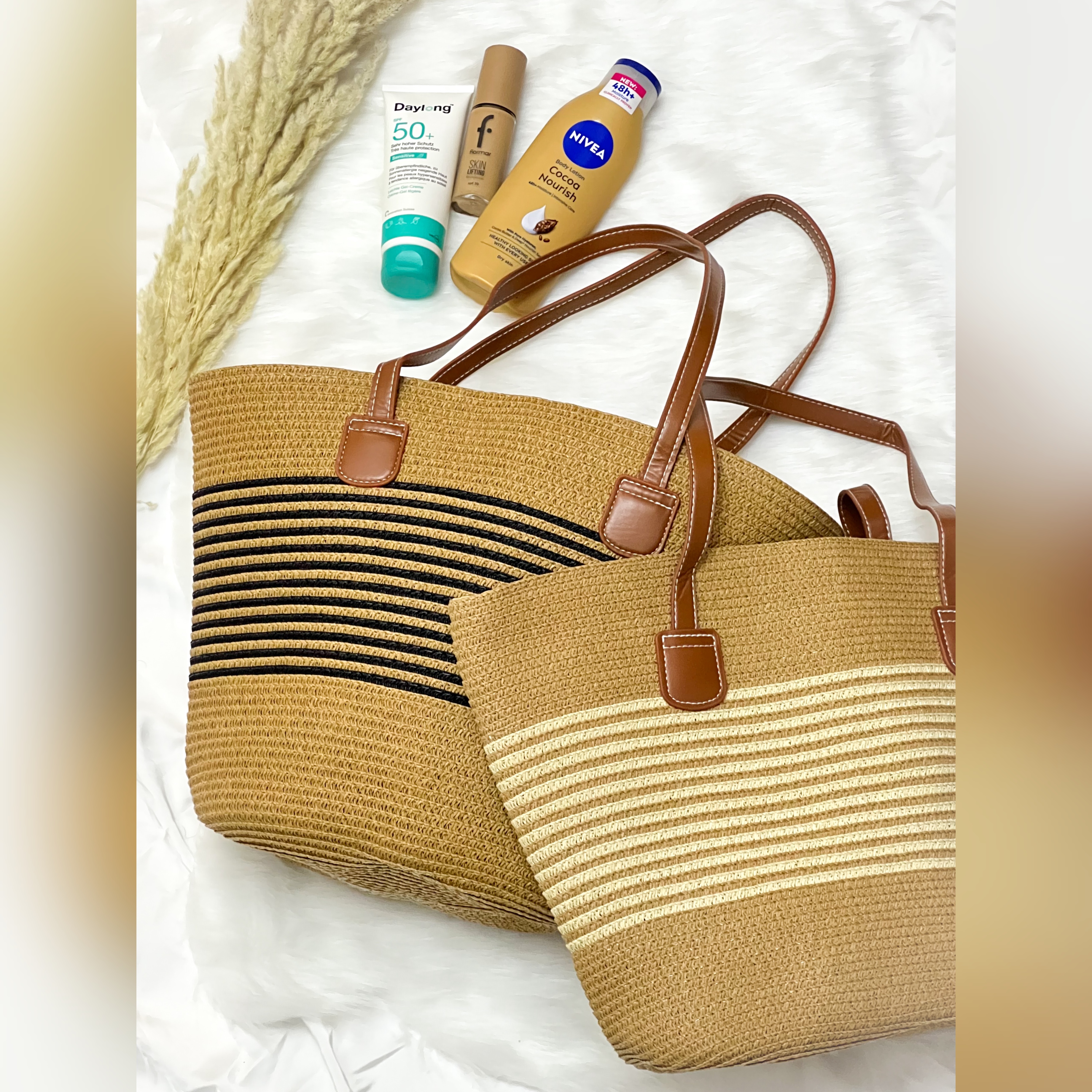 Sac fourre-tout du paille avec des bandes