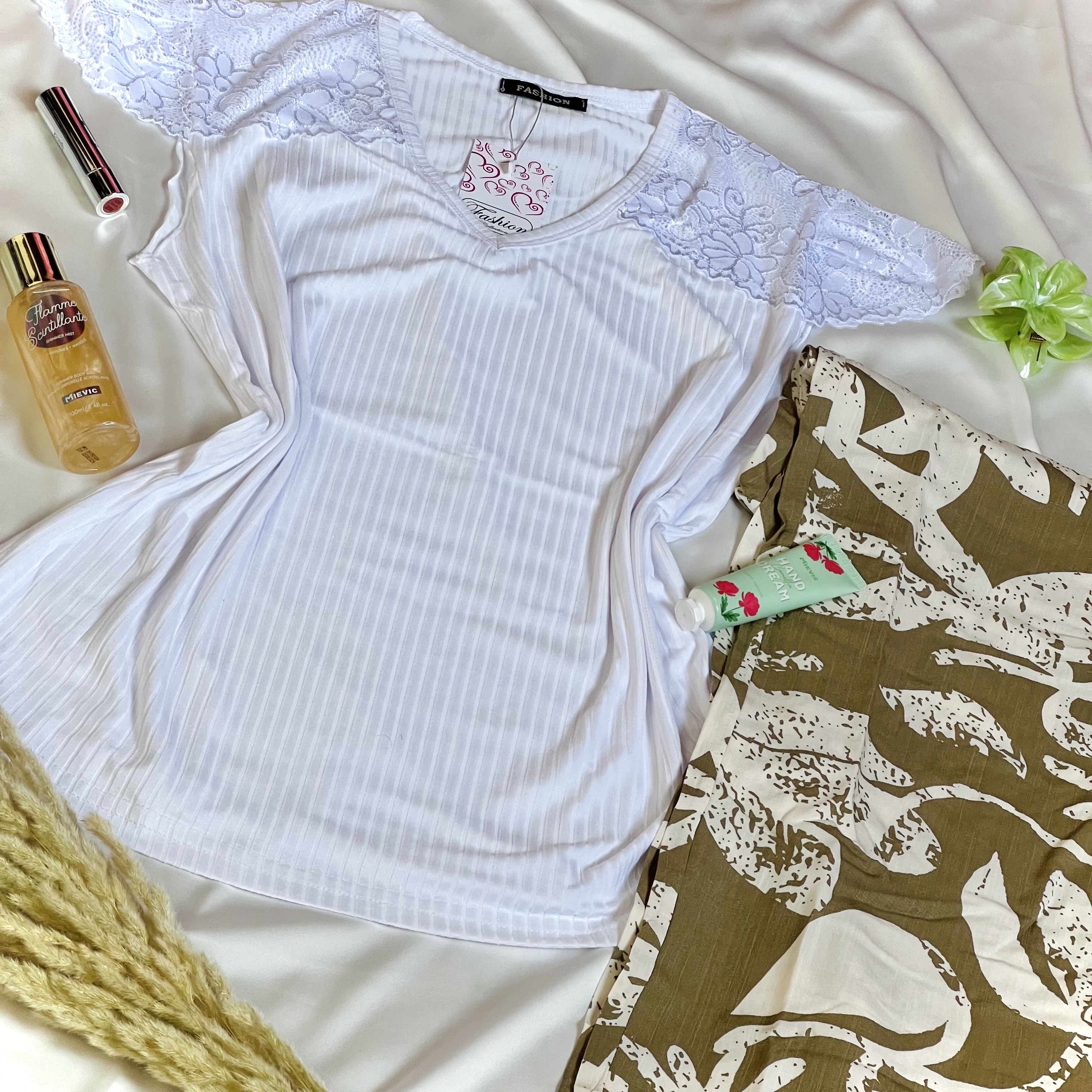 Ensemble de pyjama haut et pantalon vert avec des fleurs REF/140502