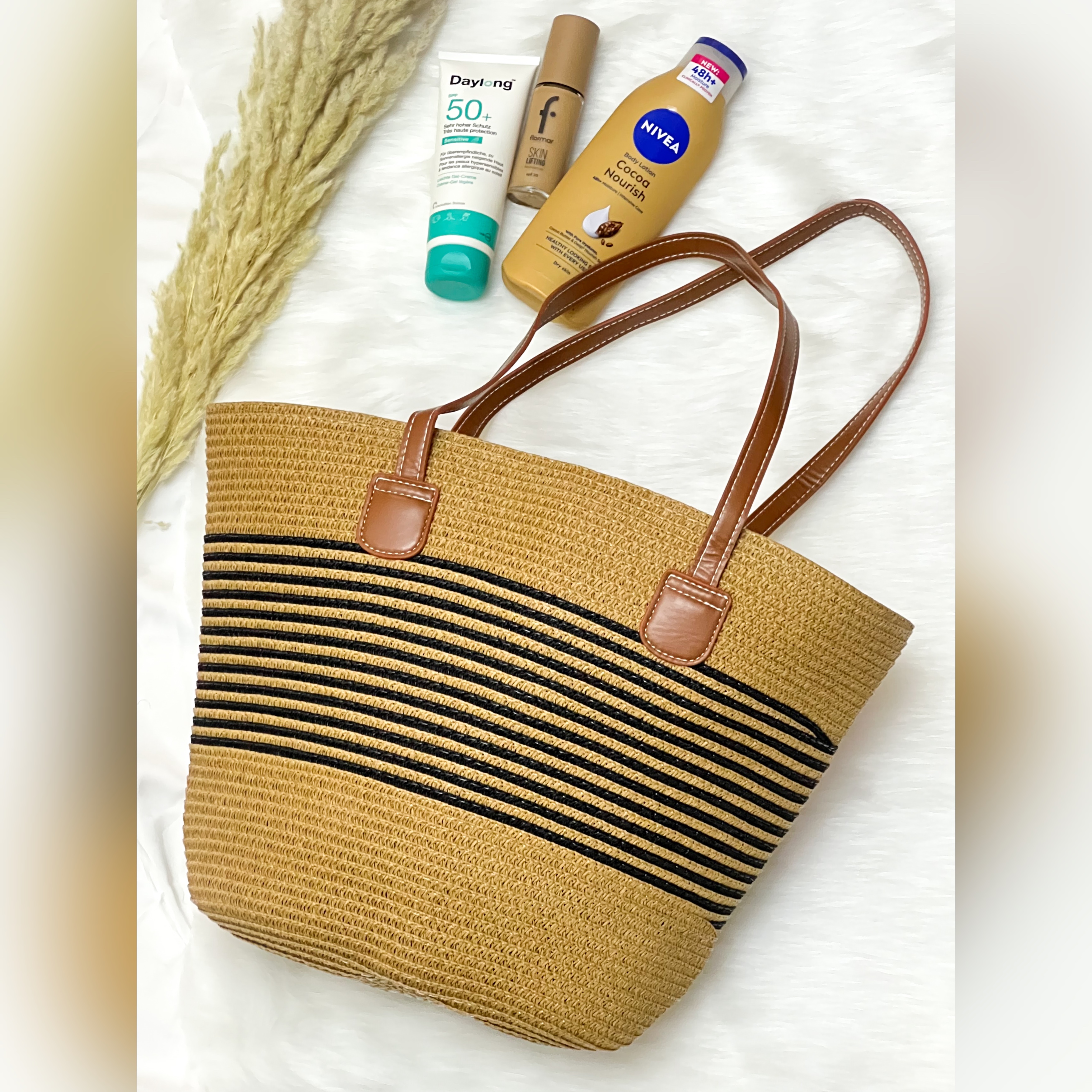 Sac fourre-tout du paille avec des bandes