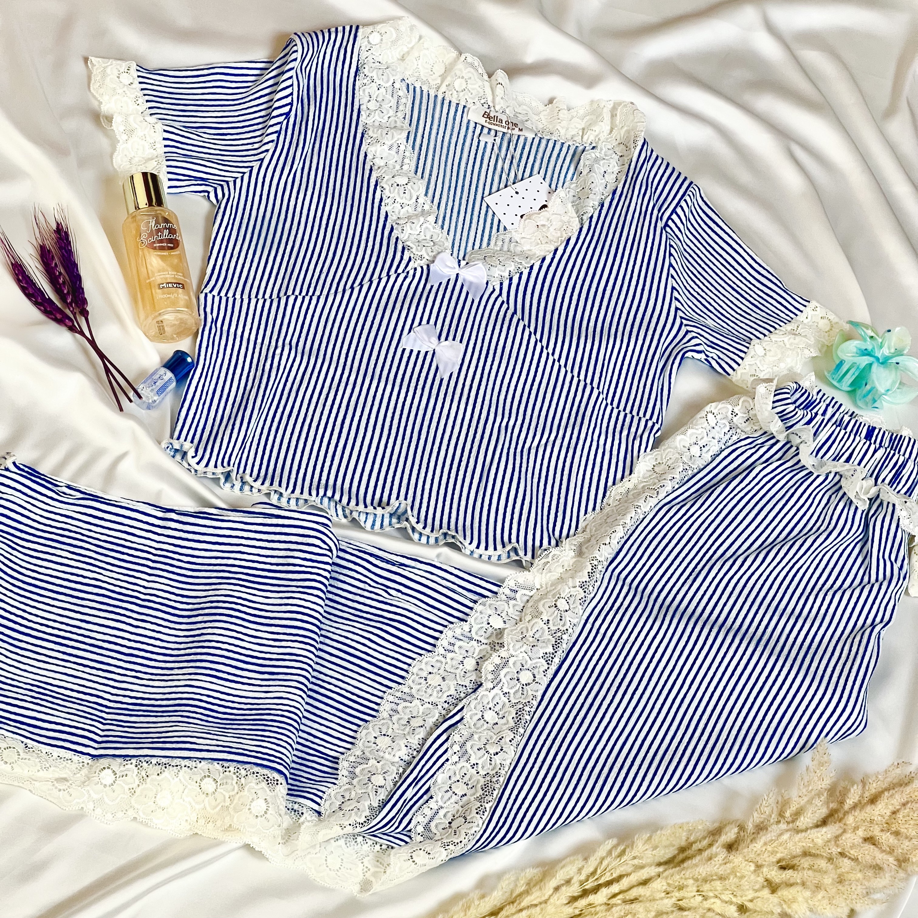 Ensemble de pyjama rayé haut et pantalon avec dentelle REF/030503