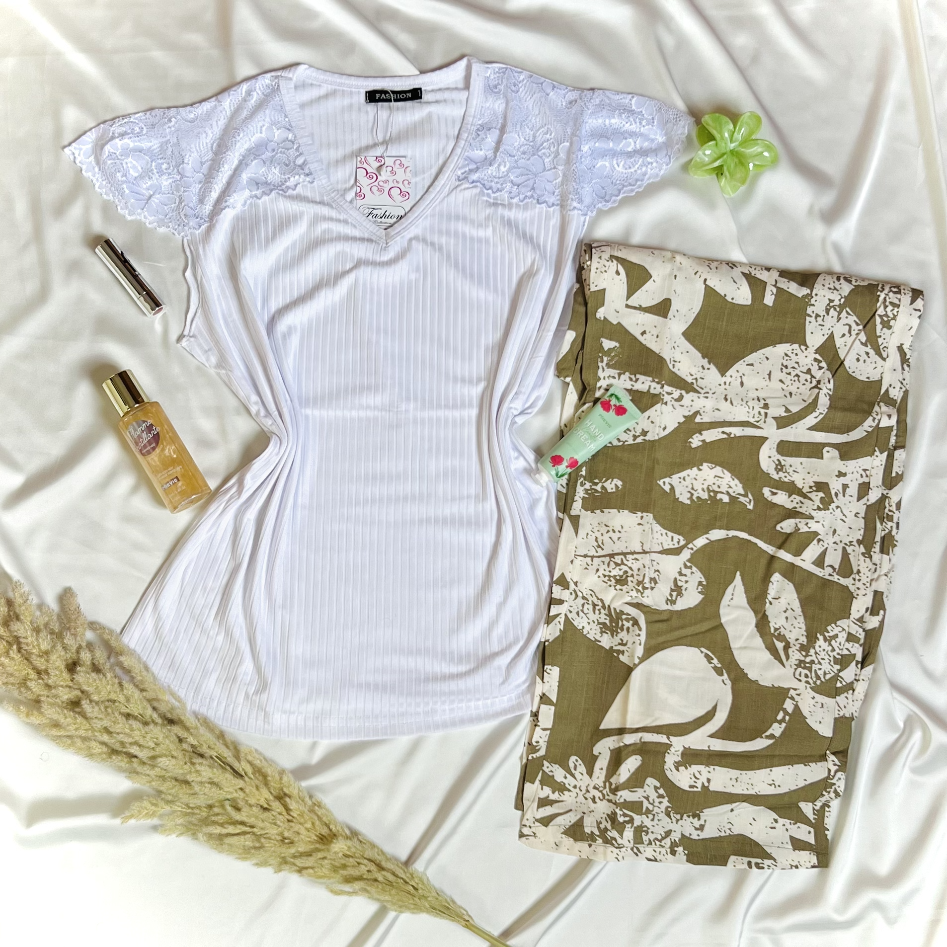 Ensemble de pyjama haut et pantalon vert avec des fleurs REF/140502