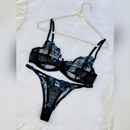 Ensemble de lingerie noir avec broderie florale bleu REF/001