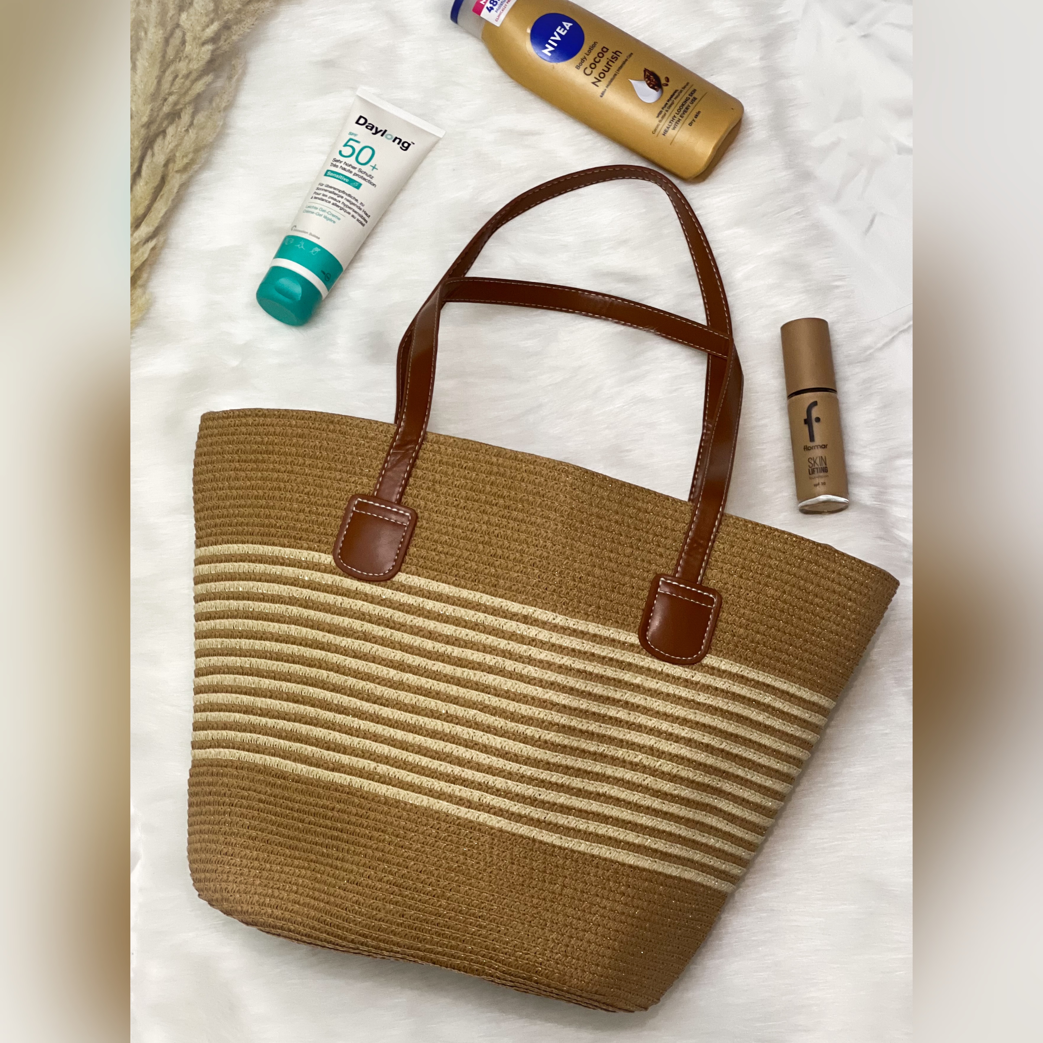 Sac fourre-tout du paille avec des bandes