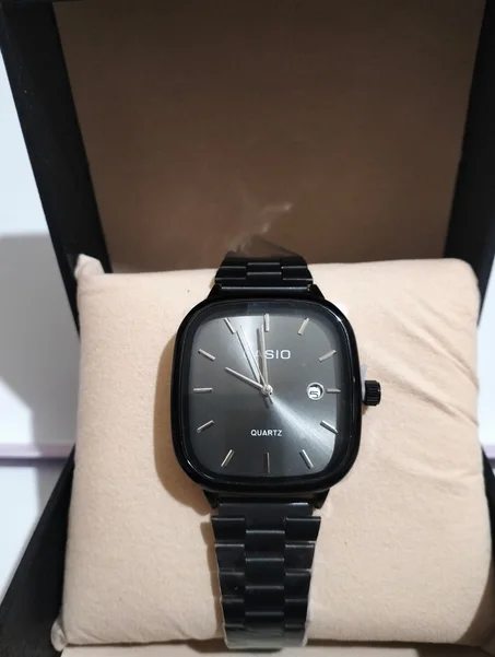 ساعة كاسيو سوداء أنيقة – تصميم فاخر وبسيط Montre Élégante Noire Casio – Style Luxe Minimaliste