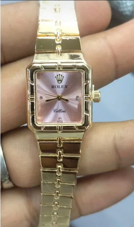 ساعة نسائية ذهبية أنيقة – تصميم فاخر مميز  Montre Dorée Élégante Femme – Style Luxe Premium