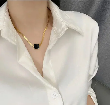 كوليه ضهر الحيه فص اسود مربع استنلس بيور