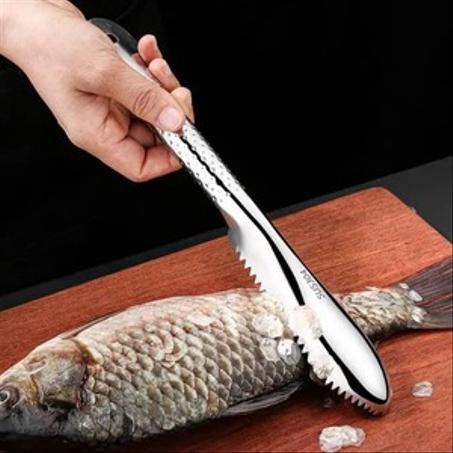 ECAILLEUSE DE POISSONS