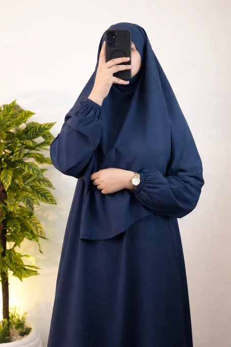 عباية أنيقة بسلسلة أمامية… لمسة فخامة تبرز أنوثتك بثقة