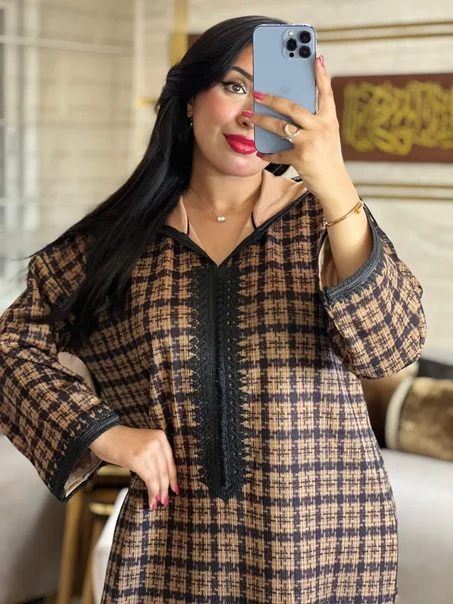 جلابة نسائية شتوية بنقشة مربعات وتطريز أنيق