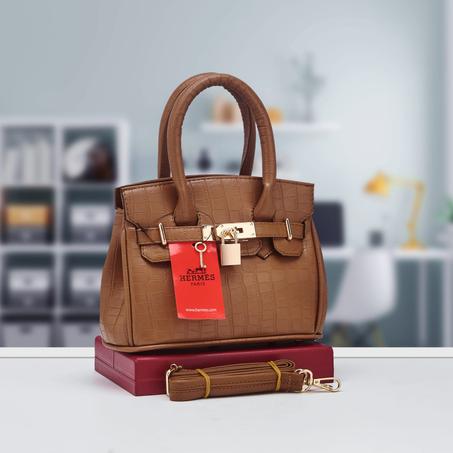 حقيبة يد مثالية بحجم عملي وتصميم جذاب يمنحك إطلالة متألقة طوال اليوم