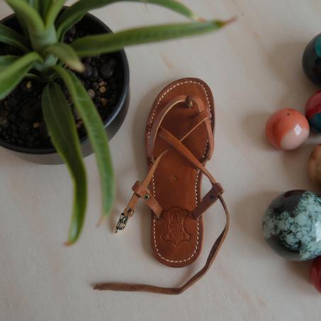 صندل نسائي مصنوع من افخر انواع الجلد