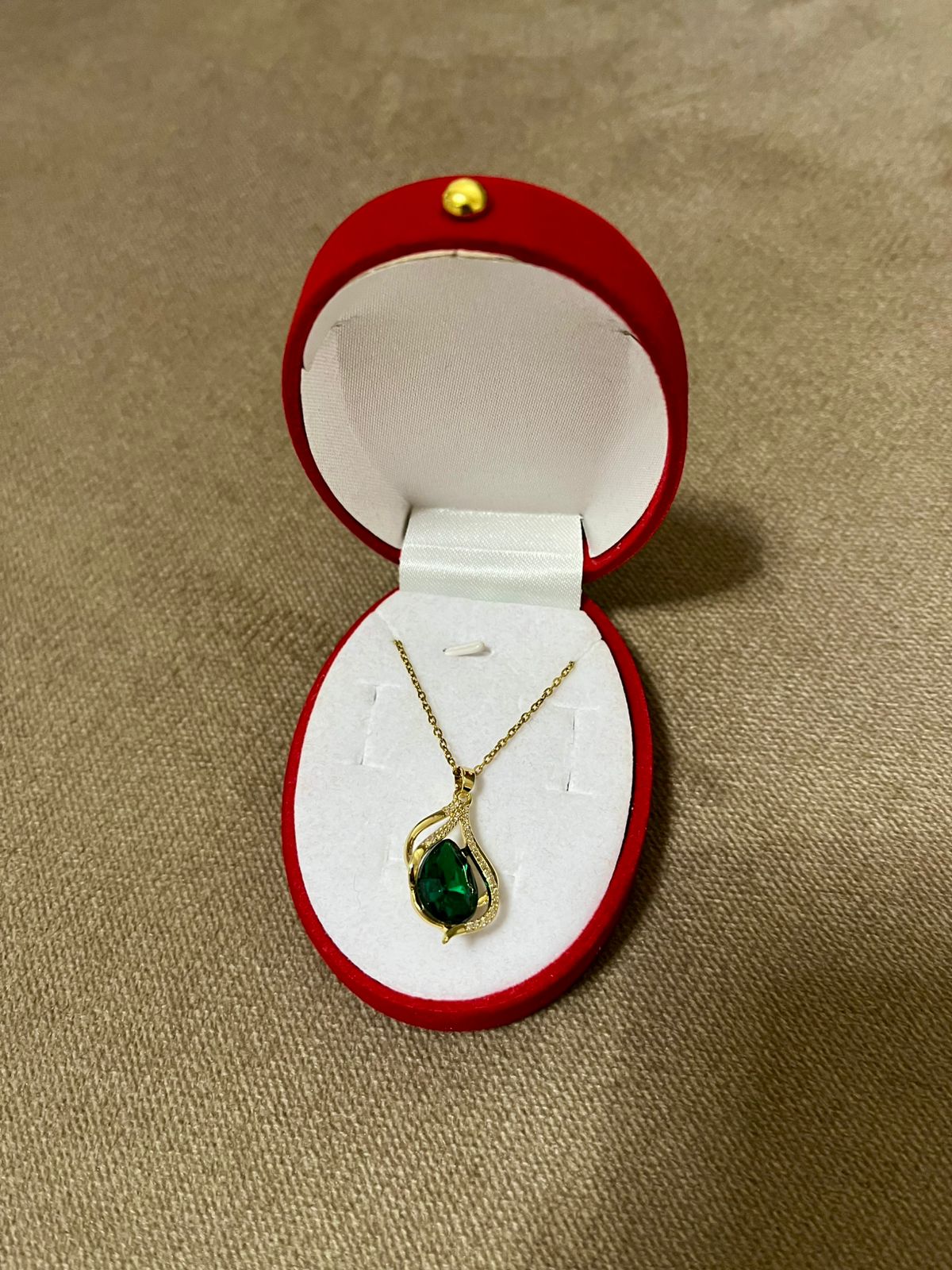 Collier Prestige Émeraude – Design Doré Haute Gamme