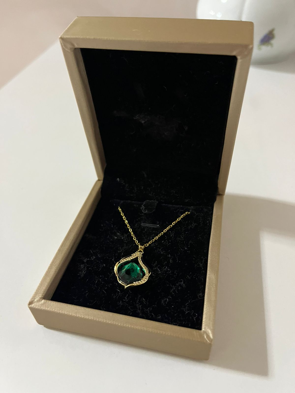 Collier Prestige Émeraude – Design Doré Haute Gamme