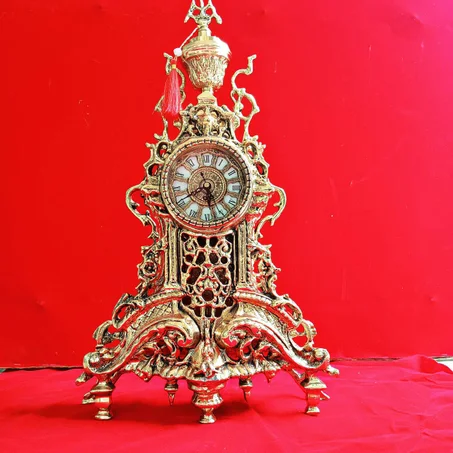 ساعة نحاسية