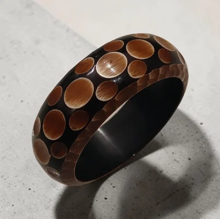 Une pièce élégante aux nuances marron profond